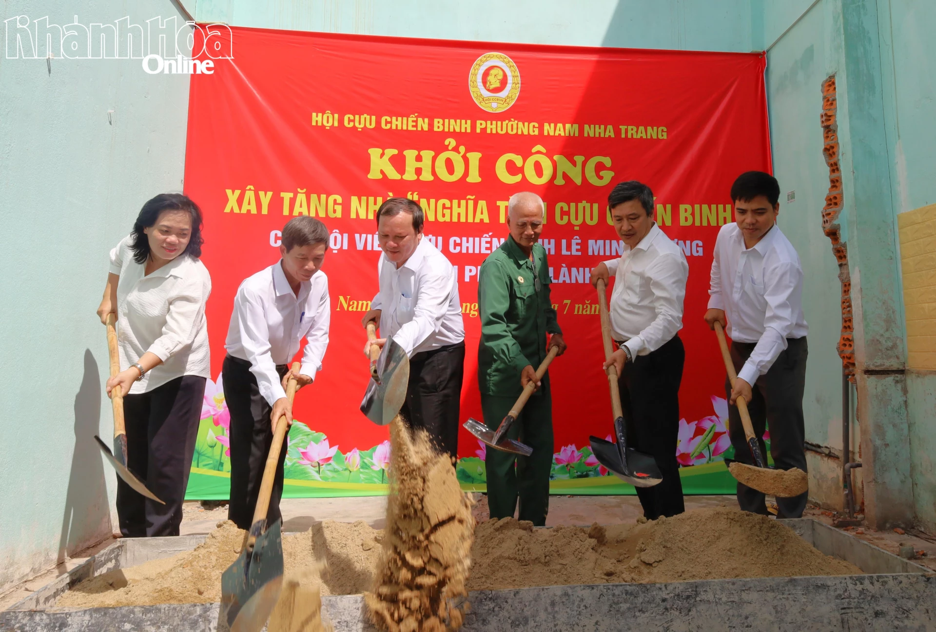 Các đại biểu thực hiện nghi thức động thổ xây dựng nhà.