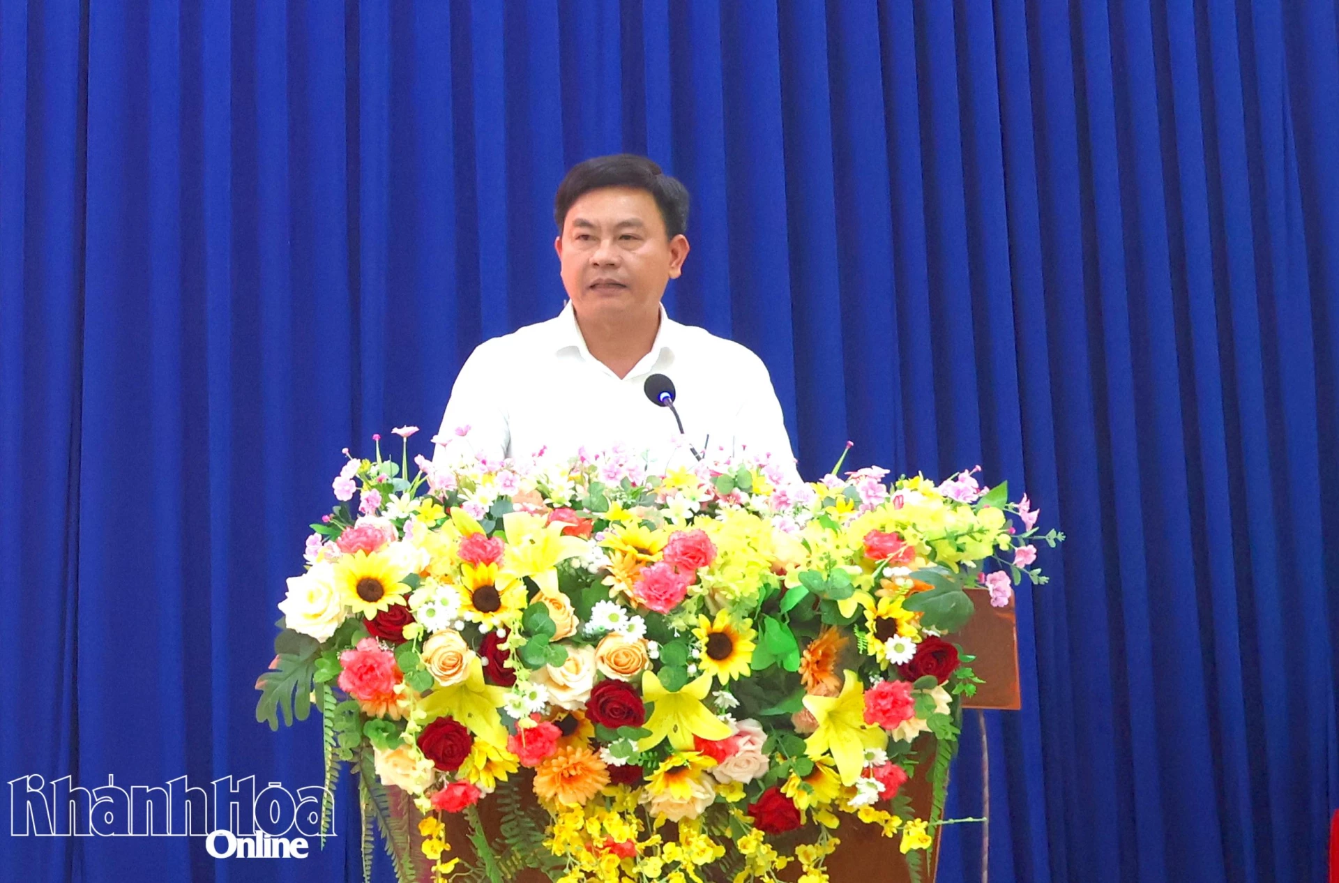 Chủ tịch UBND xã Cam Lâm Huỳnh Uy Viễn đại diện cho địa phương phát biểu.