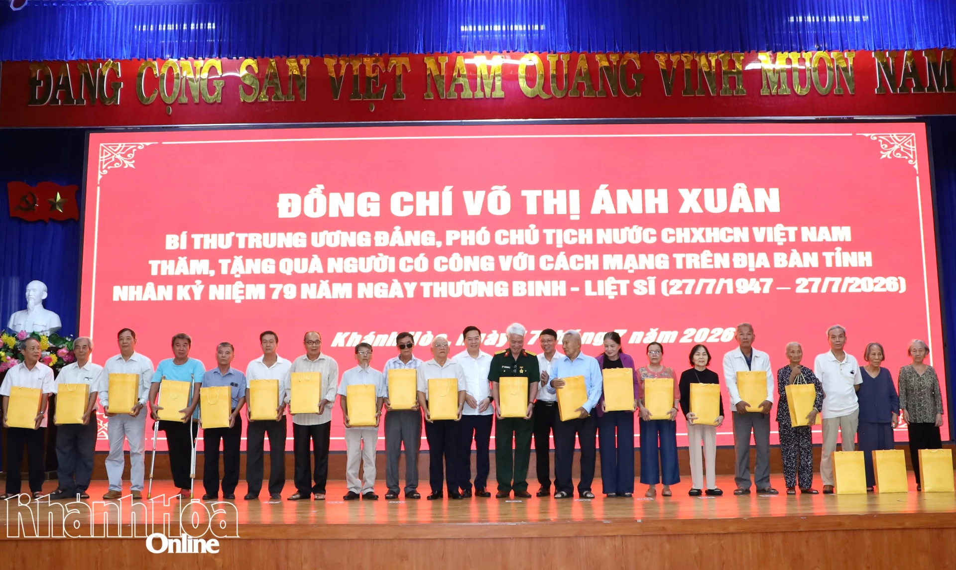 Đồng chí Nguyễn Thanh Hà cuàng các đại biểu trao quà tri ân người có công với cách mạng.