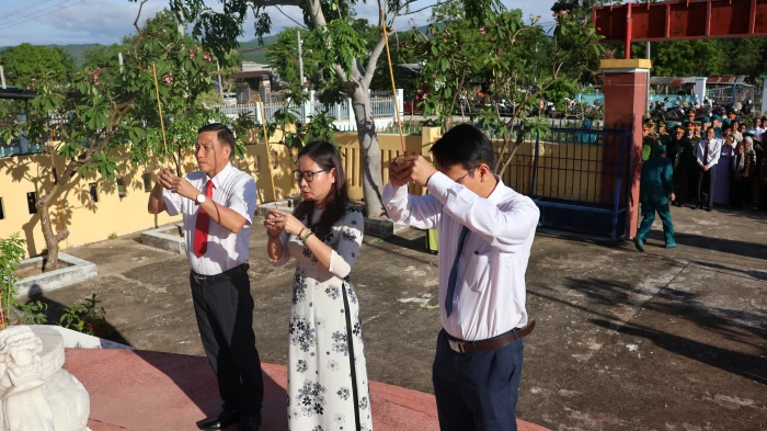 Xã Phước Hà tổ chức viếng các anh hùng liệt sĩ và trao quà cho các gia đình có công với cách mạng