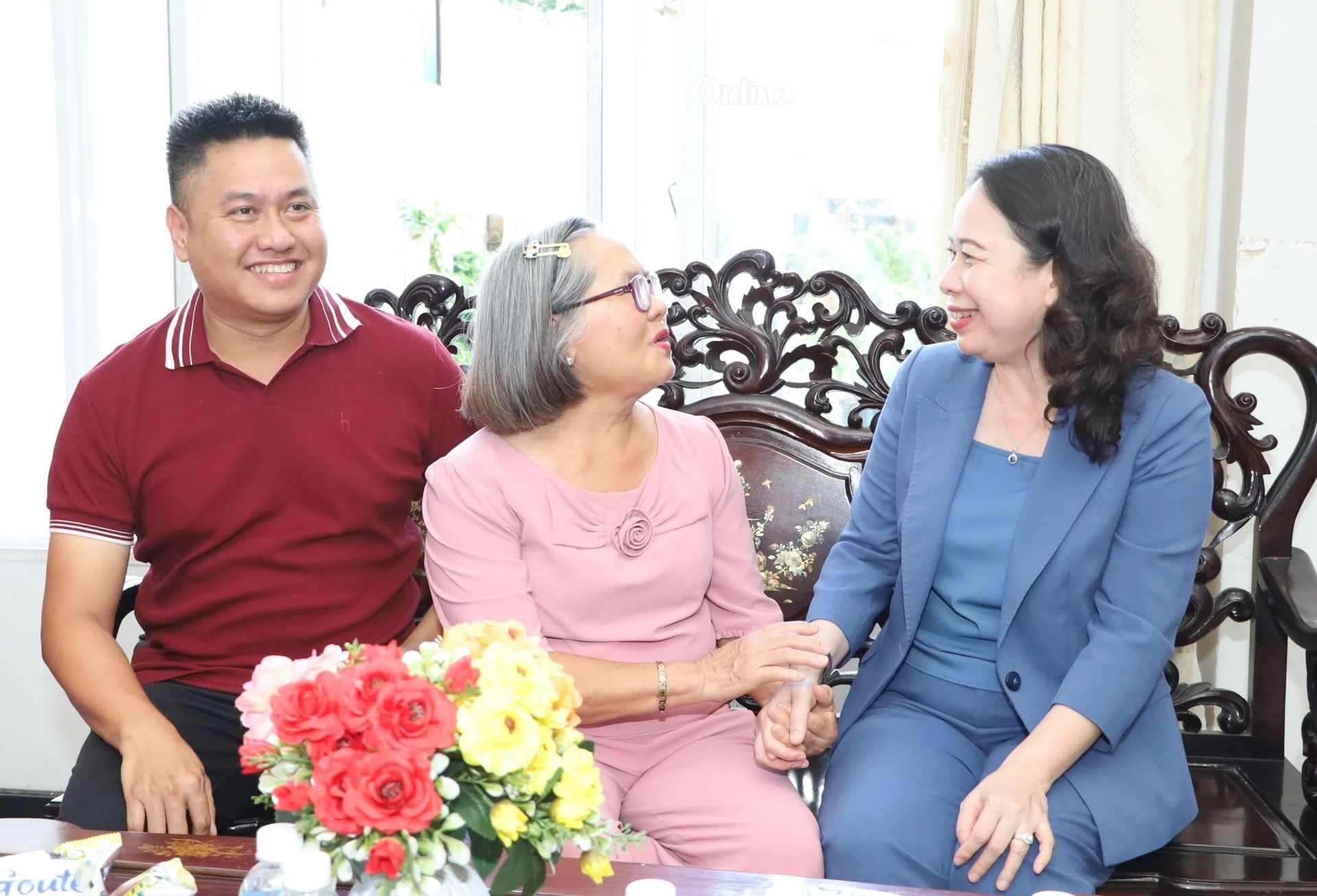 Phó Chủ tịch nước Võ Thị Ánh Xuân ân cần thăm hỏi tri ân thương binh Nguyễn Anh Đào.
