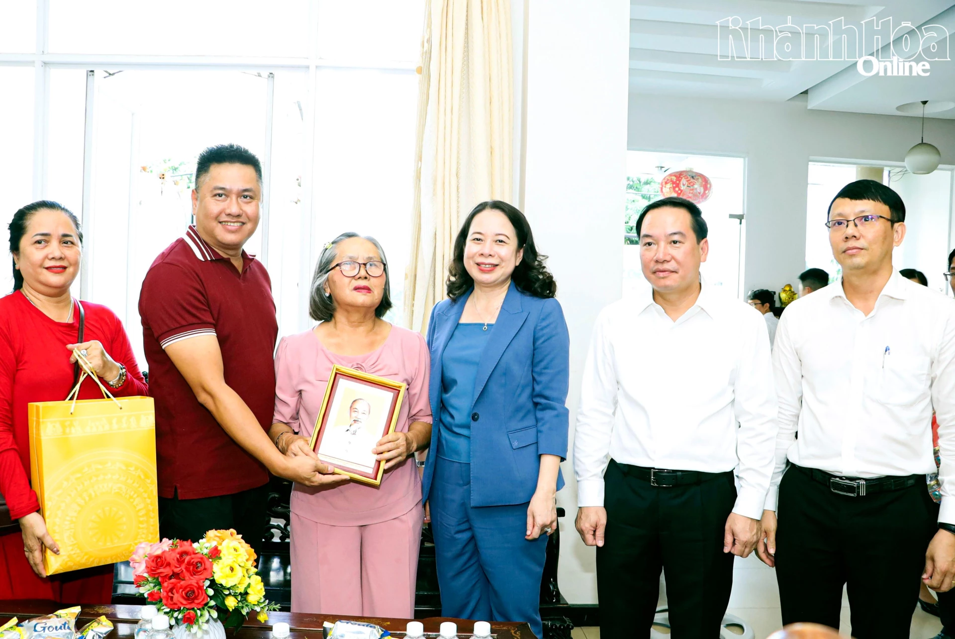 Phó Chủ tịch nước Võ Thị Ánh Xuân và đồng chí Hồ Xuân Trường - Ủy viên dự khuyết Trung ương Đảng, Phó Bí thư Thường trực Tỉnh ủy cùng các đại biểu tặng ảnh chân dung Bác Hồ và quà cho thương binh Nguyễn Anh Đào (phường Nha Trang).