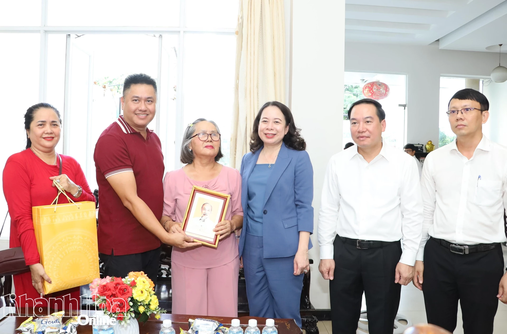 Phó Chủ tịch nước Võ Thị Ánh Xuân và đồng chí Hồ Xuân Trường cùng các đại biểu tặng ảnh chân dung Bác Hồ và quà cho thương binh Nguyễn Anh Đào .