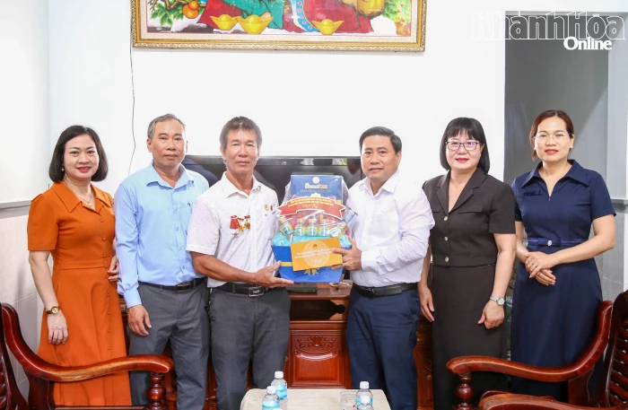 Phó Bí thư Tỉnh ủy, Chủ tịch HĐND tỉnh Lâm Đông thăm, tặng quà 2 thương binh tại phường Nam Nha Trang