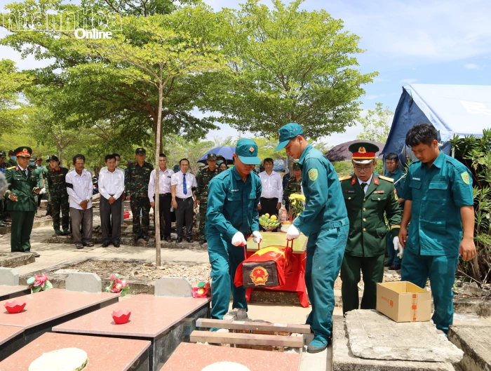 Tổ chức cất bốc, quy tập hài cốt liệt sĩ Trần Khá về Nghĩa trang liệt sĩ Ninh Hòa - Vạn Ninh