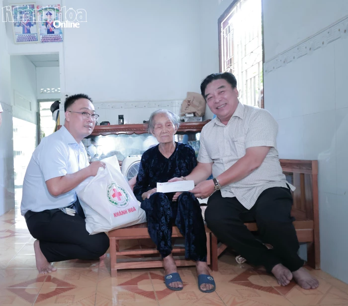Hội Chữ thập đỏ, Hội Nhà báo tỉnh Khánh Hòa thăm, tặng quà gia đình chính sách tại 2 xã Diên Điền và Cà Ná