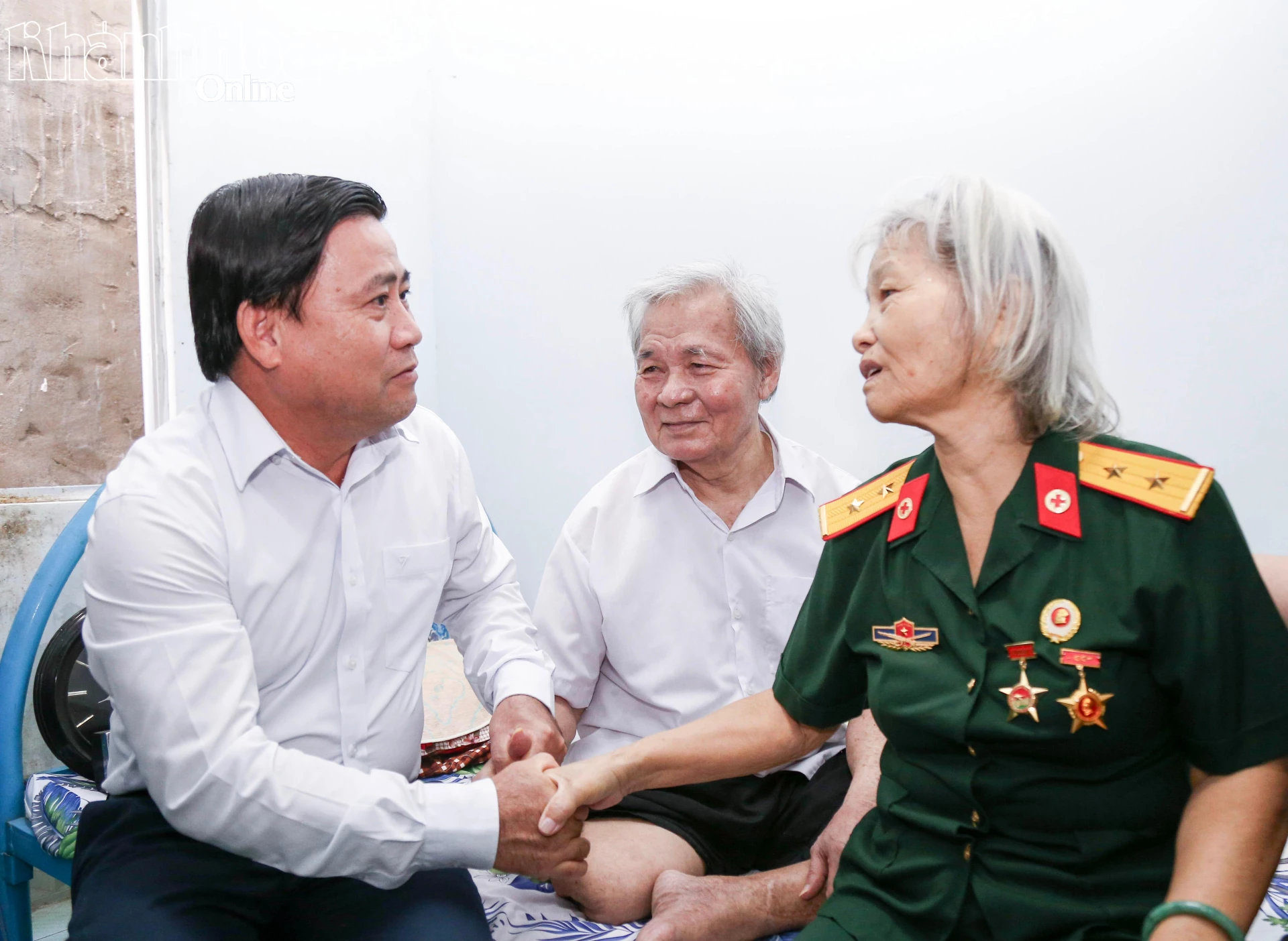 Đồng chí Lâm Đông thăm hỏi đời sống của gia đình thương binh Nguyễn Tấn Hùng.