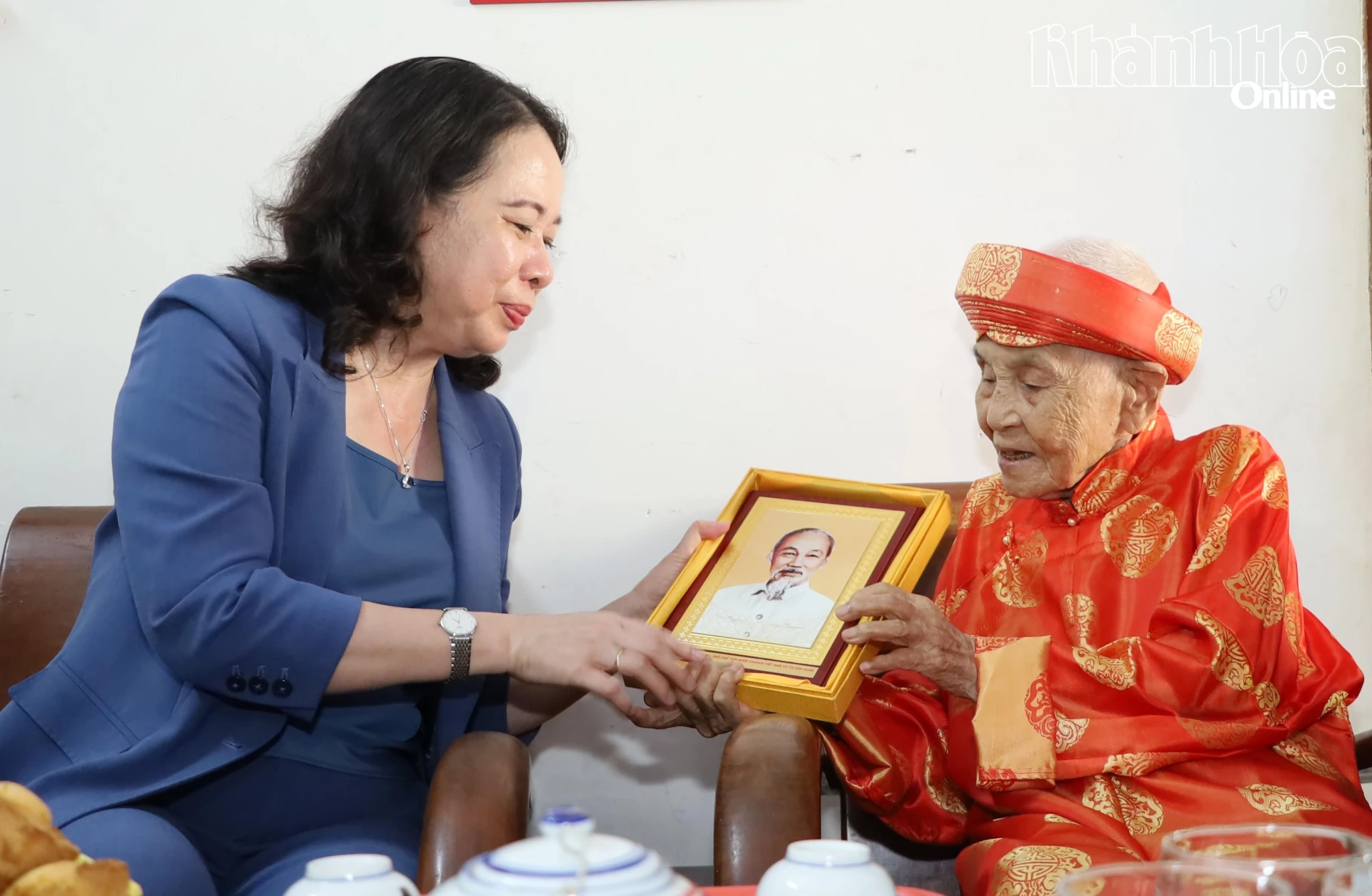 Phó Chủ tịch nước Võ Thị Ánh Xuân tặng ảnh chân dung Bác Hồ cho Bà mẹ Việt Nam Anh hùng Lê Thị Liên.