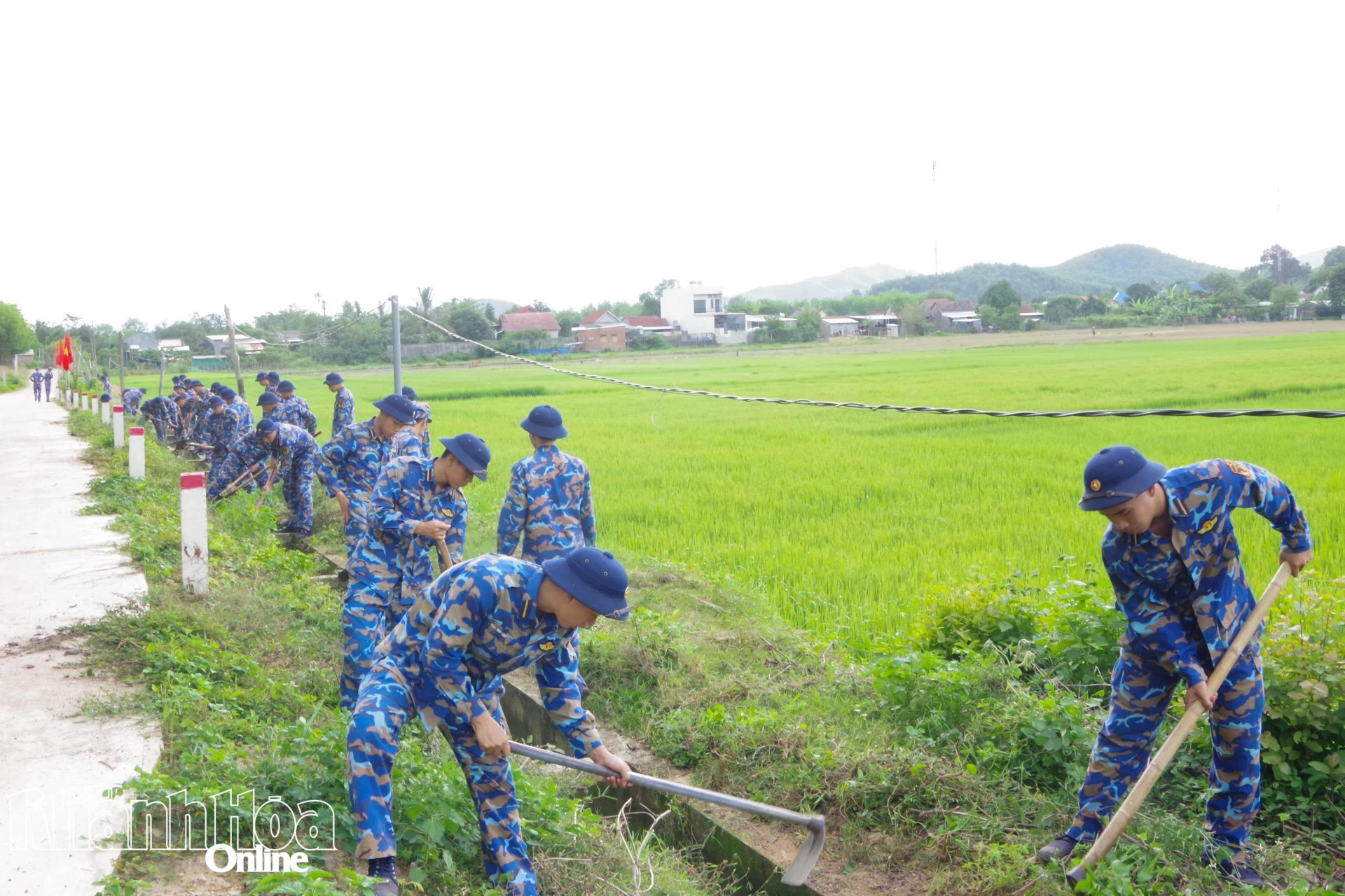 Các học viên Học viện Hải quân hỗ trợ địa phương nạo vét kênh mương nội đồng.
