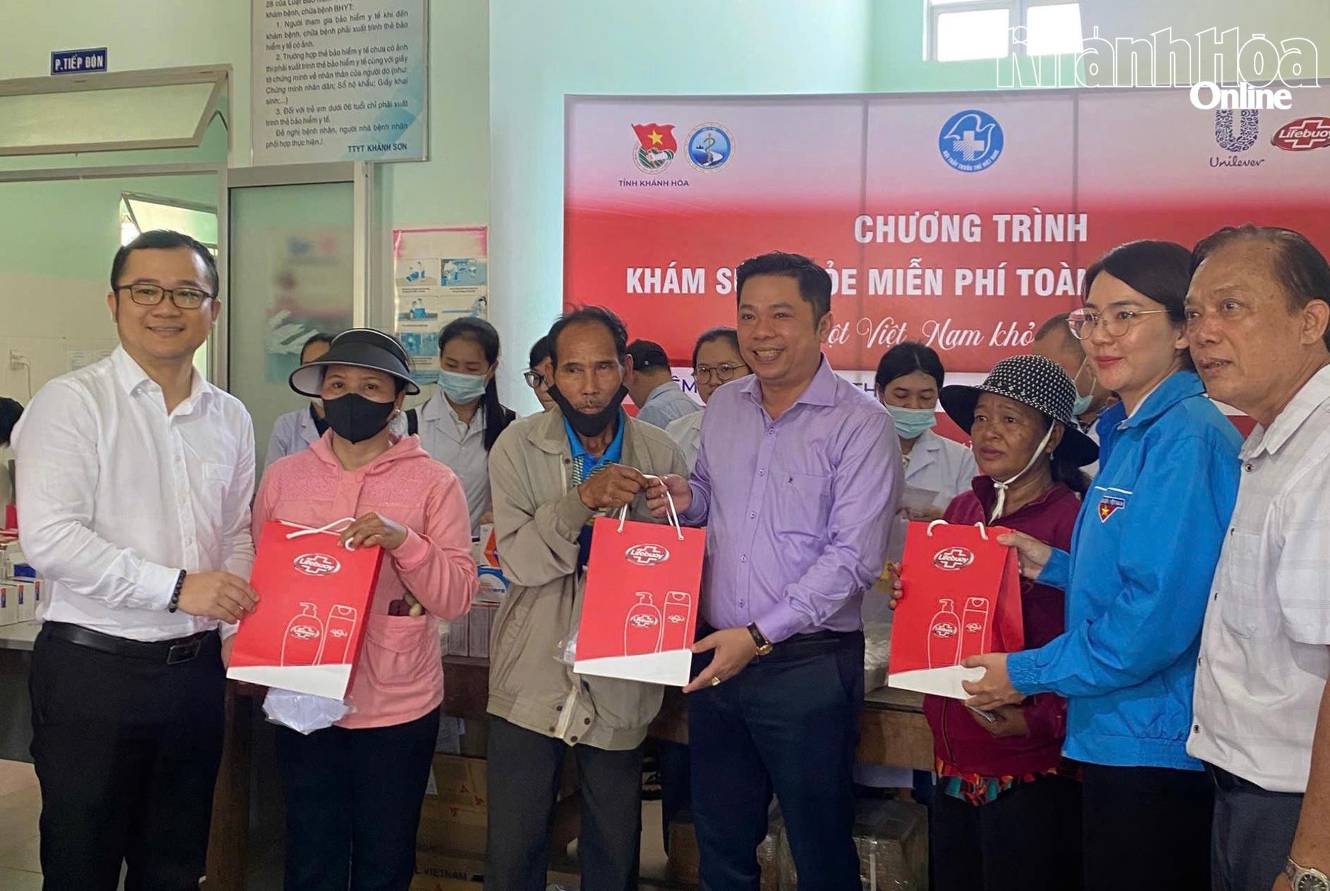 Khám bệnh, cấp thuốc miễn phí cho khoảng 500 người dân xã Tây Khánh Sơn