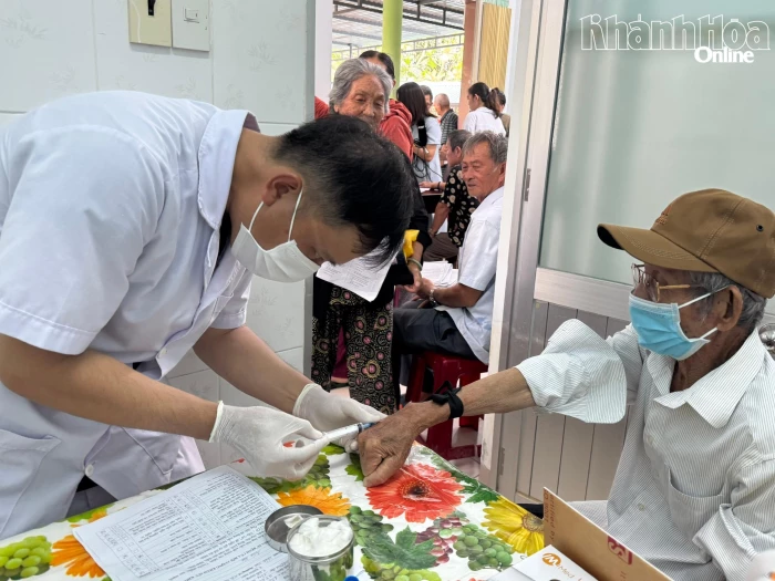 Khám sức khỏe miễn phí cho người dân xã Diên Khánh