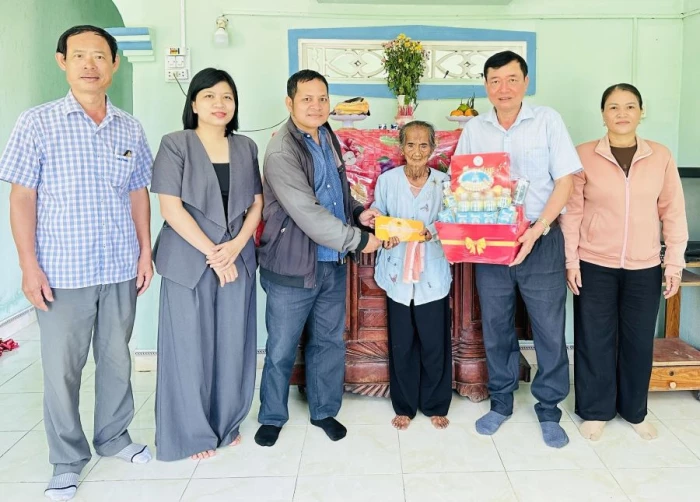 Xã Khánh Sơn thăm, tặng quà người có công với cách mạng