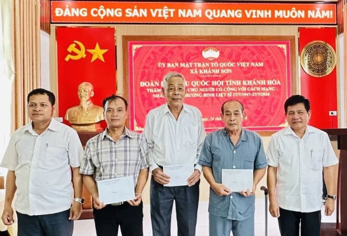 Xã Khánh Sơn tặng quà cho người có công với cách mạng 