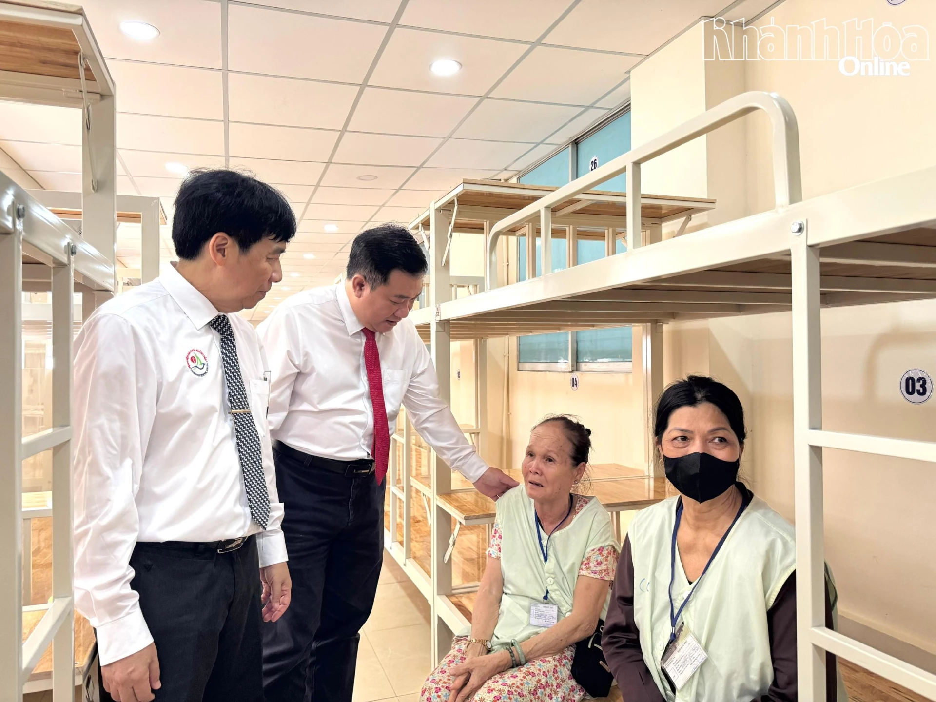 Lãnh đạo Sở Y tế và Bệnh viện Đa khoa Khánh Hoà thăm hỏi người nhà bệnh nhân được bố trí chỗ ở khu lưu trú