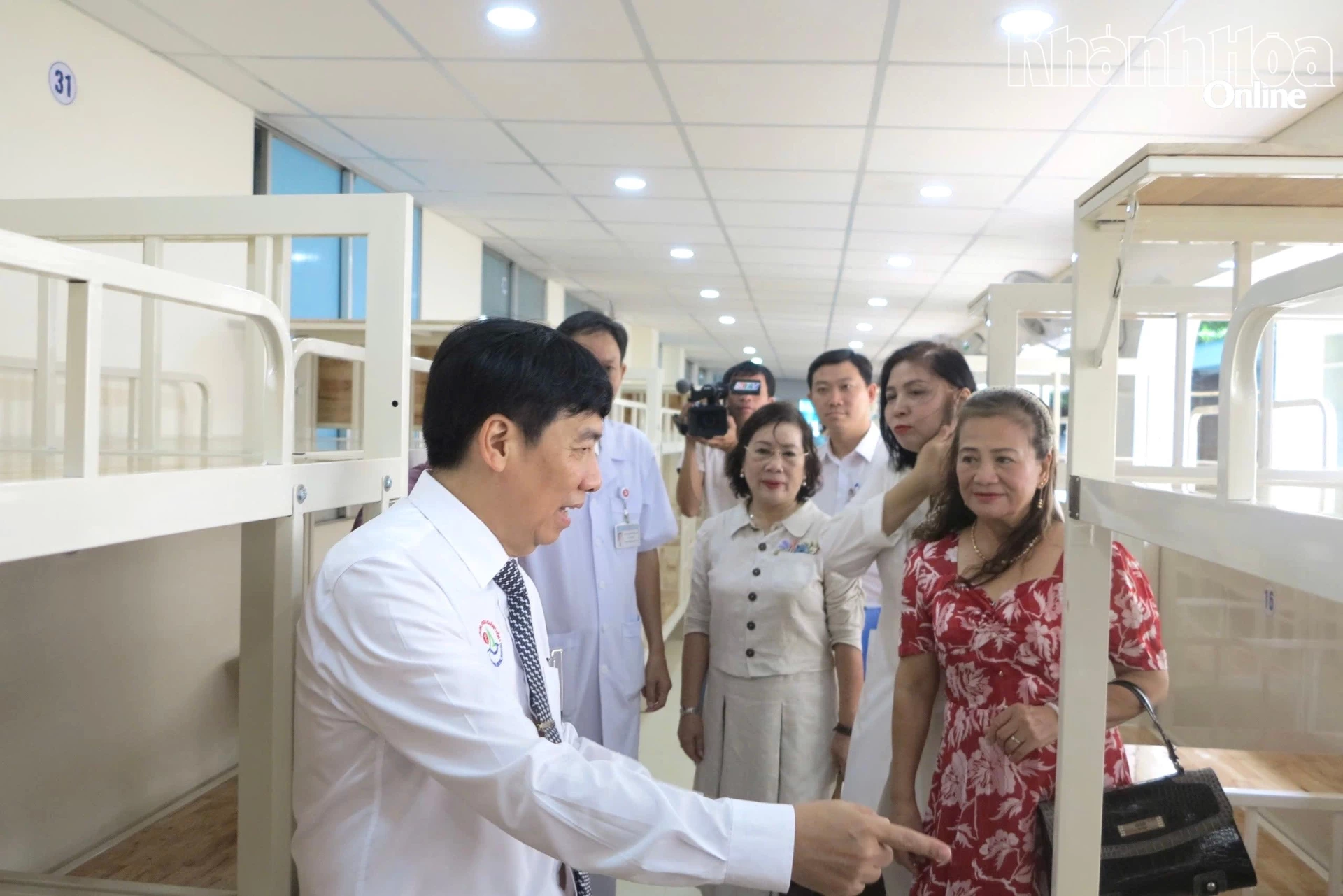 Lãnh đạo Bệnh viện Đa khoa Khánh Hòa giới thiệu cho các mạnh thường quân về khu lưu trú  