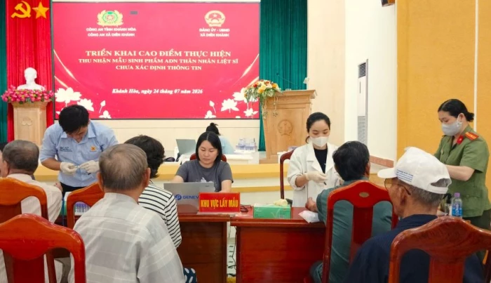Thu nhận mẫu ADN của thân nhân liệt sĩ chưa xác định danh tính tại khu vực Diên Khánh