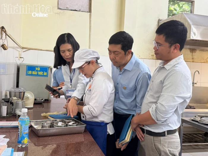 Kiểm tra đột xuất công tác bảo đảm an toàn thực phẩm tại bếp ăn tập thể của các doanh nghiệp
