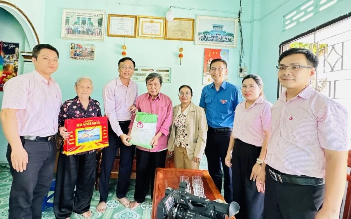 Công đoàn cơ sở Ngân hàng Chính sách xã hội tỉnh Khánh Hòa thăm, tặng quà người có công tại xã Khánh Sơn