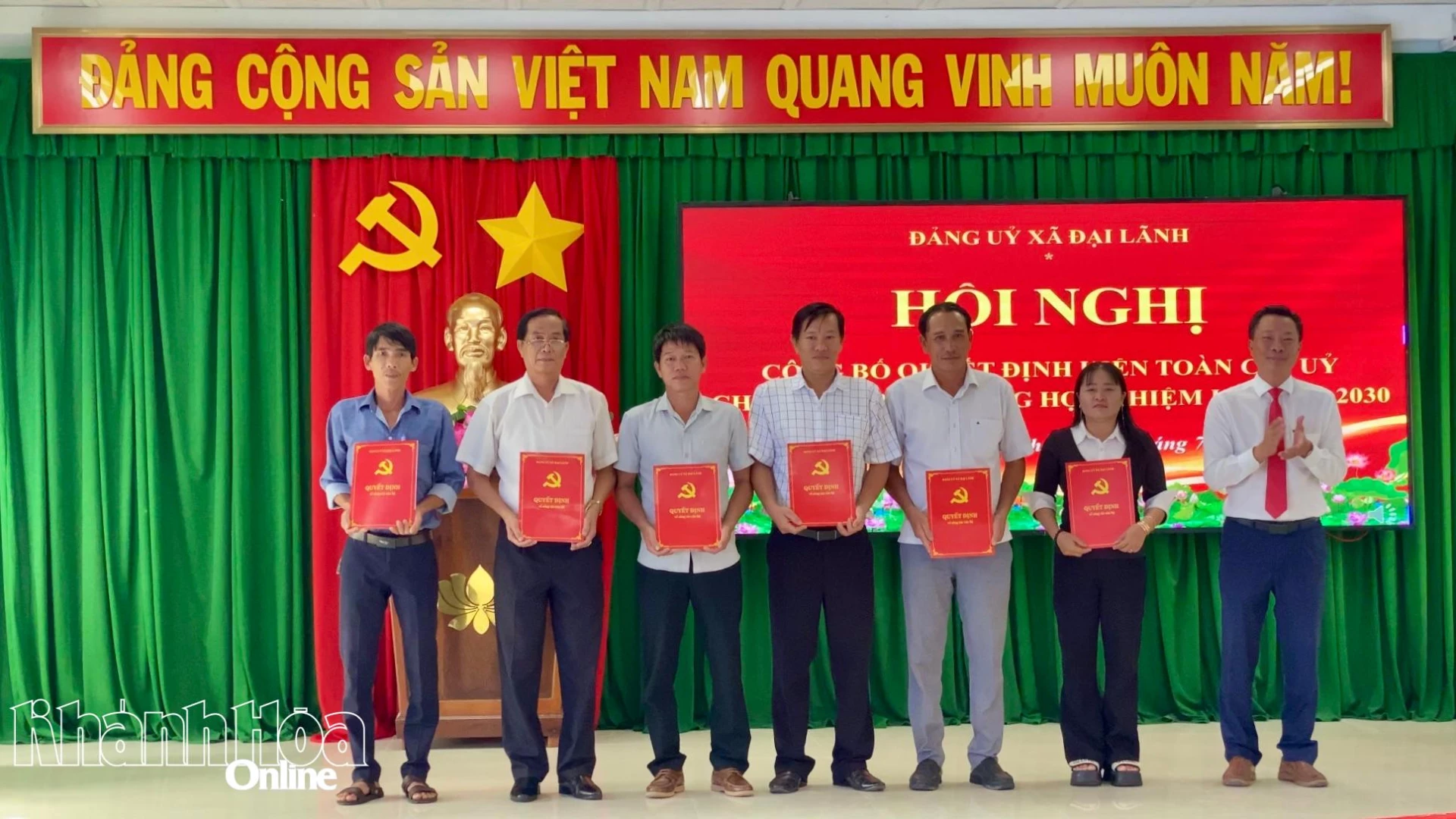 Trao quyết định kiện toàn nhiệm kỳ từ 2025 - 2027 lên nhiệm kỳ 2025 - 2030 đối với 7 chi bộ thôn.