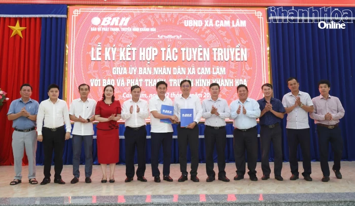 Báo và Phát thanh, Truyền hình Khánh Hòa ký kết hợp tác tuyên truyền với xã Cam Lâm