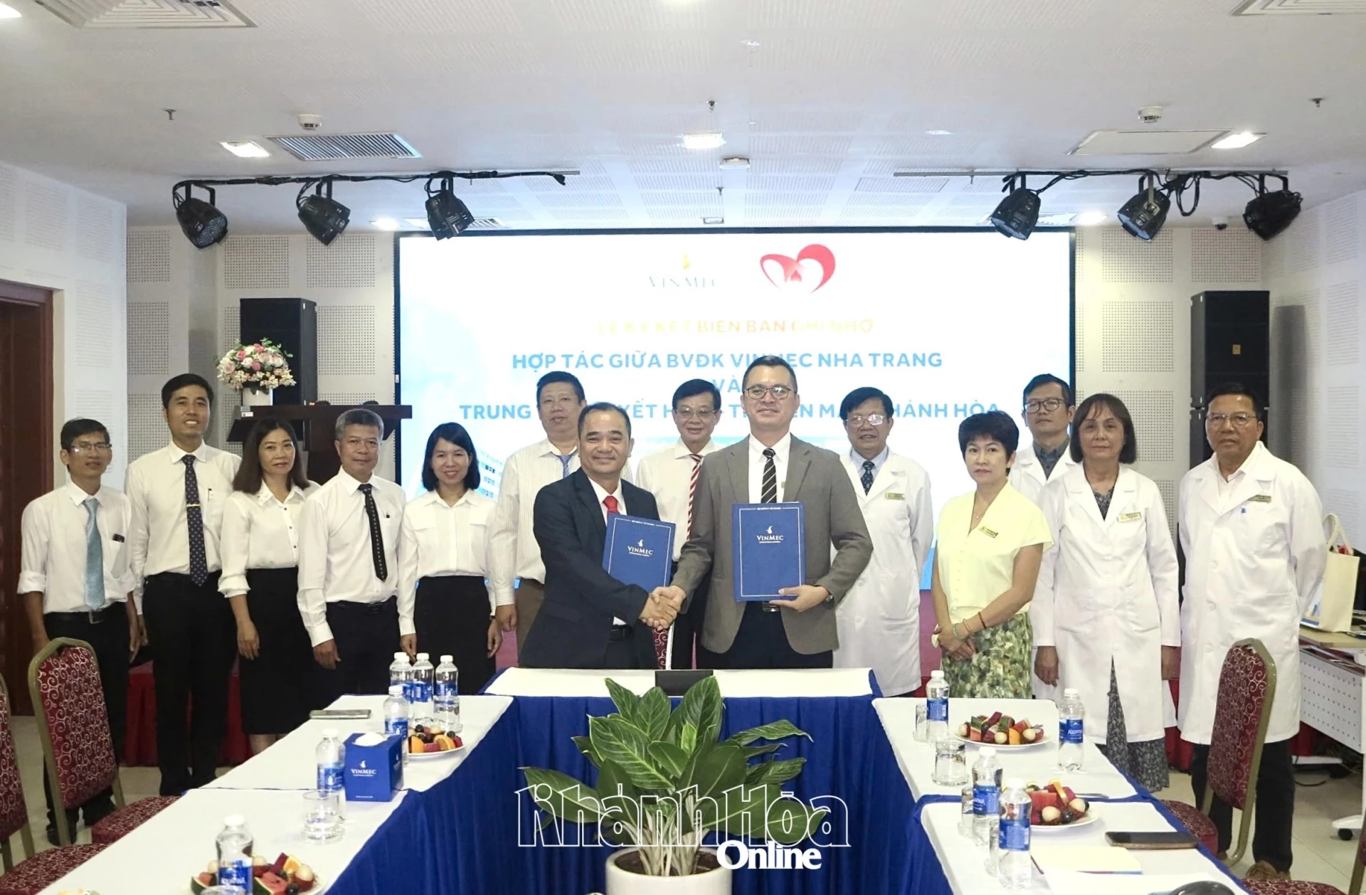 Lãnh đạo 2 đơn vị trao bảng ký kết.