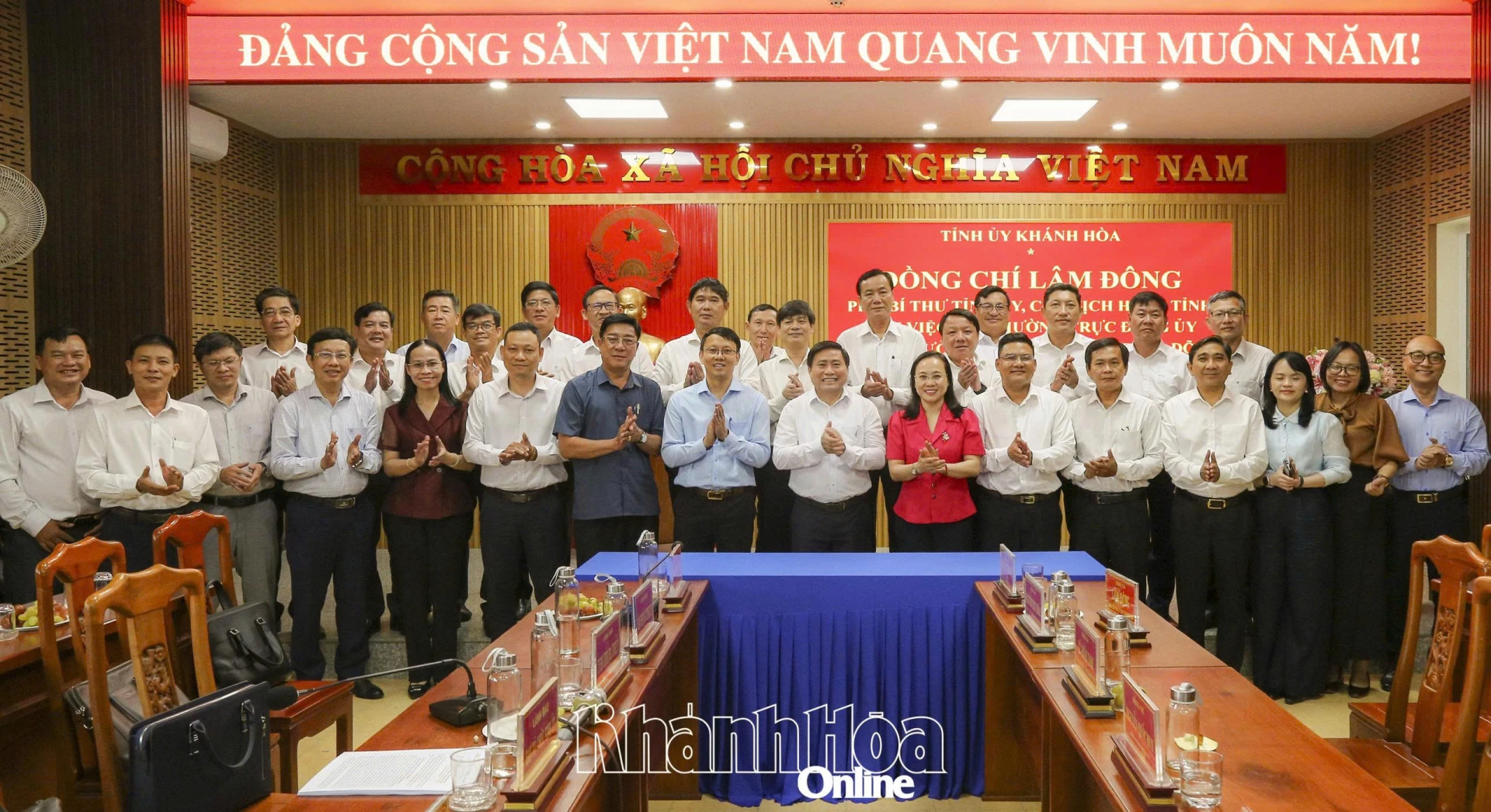 Các đồng chí lãnh đạo tỉnh, lãnh đạo các địa phương chụp hình lưu niệm.