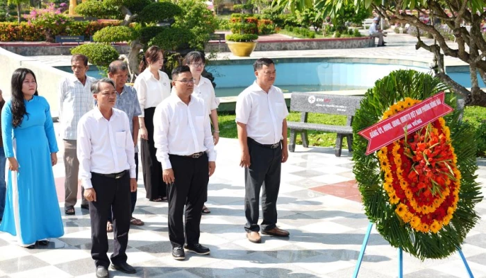Phường Đông Hải tổ chức đoàn viếng Nghĩa trang liệt sĩ Bình Thuận