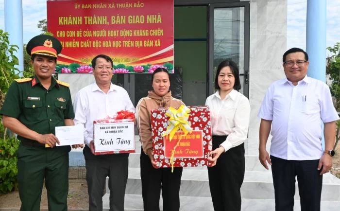 Bàn giao nhà ở cho gia đình chính sách tại xã Thuận Bắc