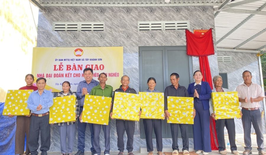 Xã Tây Khánh Sơn bàn giao 13 căn nhà Đại đoàn kết cho hộ nghèo, cận nghèo