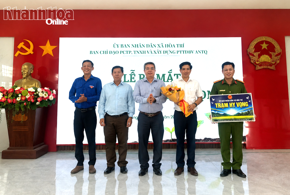Lãnh đạo Đảng ủy xã Hòa Trí trao bảng tượng trưng thành lập mô hình Trạm hy vọng.