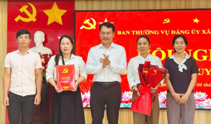 Đảng ủy xã Vạn Thắng công bố các nghị quyết, quyết định thành lập, sắp xếp lại thôn, chi bộ thôn