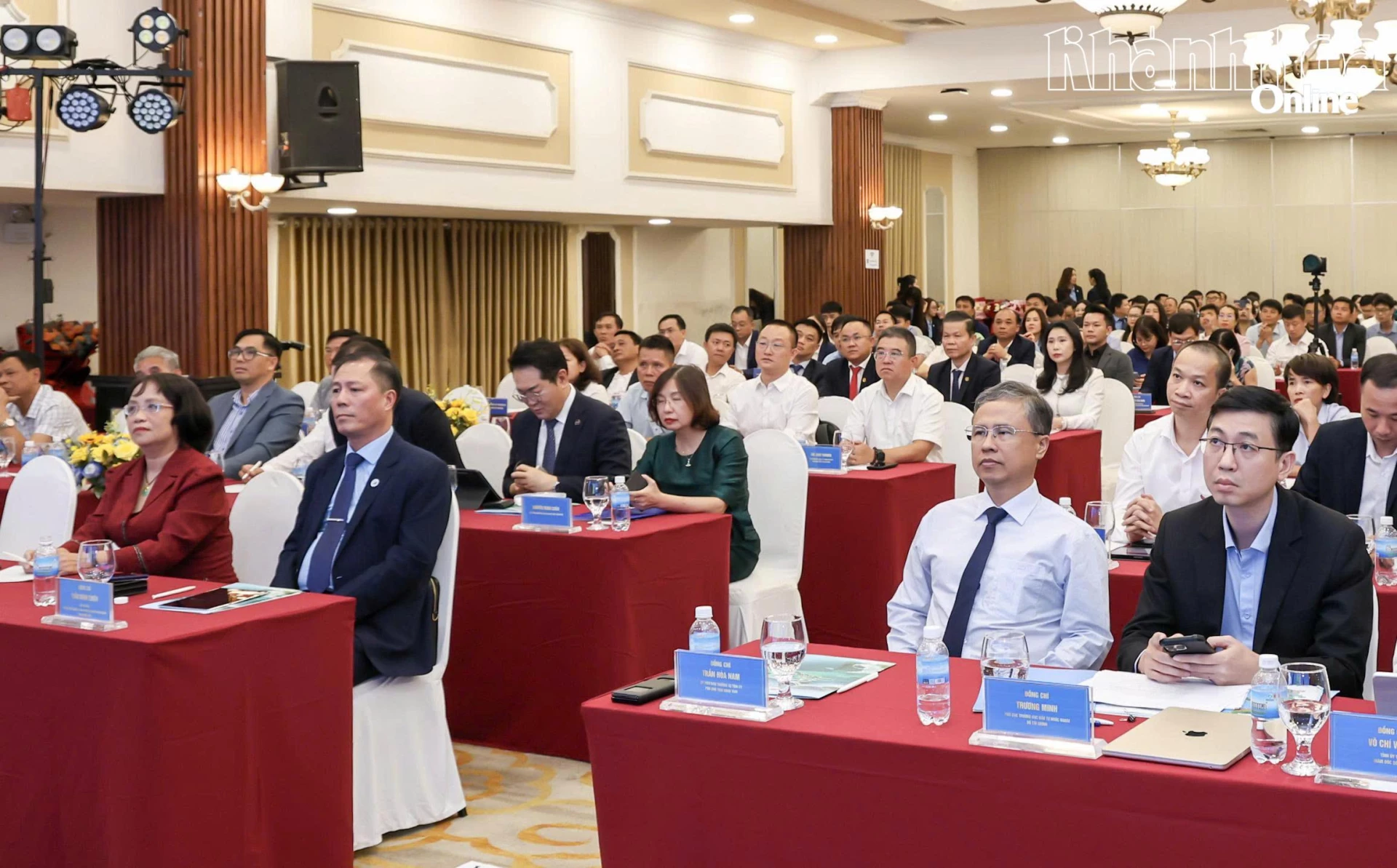Đồng chí Trần Hòa Nam cùng các đại biểu tham dự hội nghị