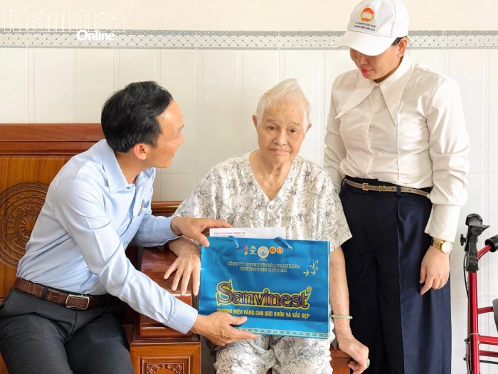 Phường Đông Ninh Hòa thăm, tặng quà người có công với cách mạng