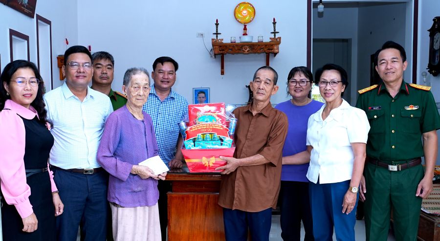 Lãnh đạo phường Đông Hải thăm, tặng quà gia đình.