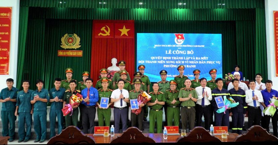 Lãnh đạo phường Cam Ranh tặng hoa chúc mừng ra mắt Đội thanh niên tình nguyện vì Nhân dân phục vụ.