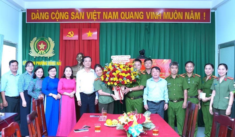 Lãnh đạo phường Đông Hải tặng hoa chúc mừng Công an phường.