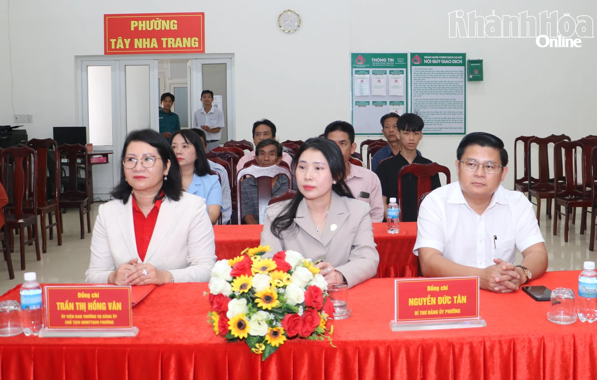 Lãnh đạo phường Tây Nha Trang và Tập đoàn Hoàn Cầu khu vực Khánh Hòa tham dự chương trình.