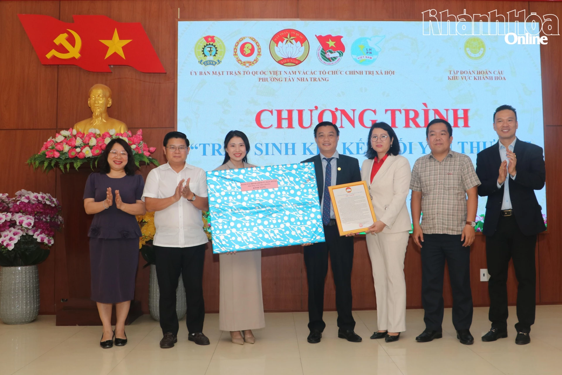 Lãnh đọa phường tặng quà tri ân Tập đoàn Hoàn Cầu khu vực Khánh Hòa.
