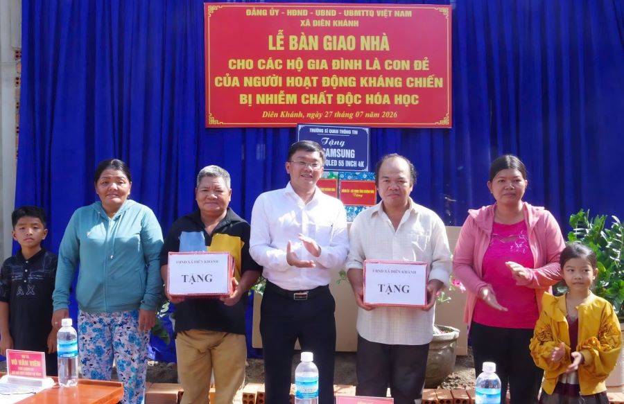 Lãnh đạo xã Diên Khánh tặng quà cho 2 gia đình chính sách tại lễ bàn giao.