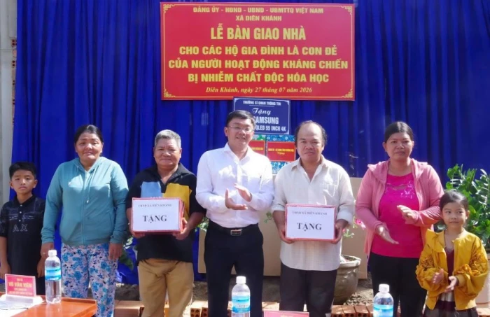 Xã Diên Khánh bàn giao nhà cho 2 gia đình chính sách