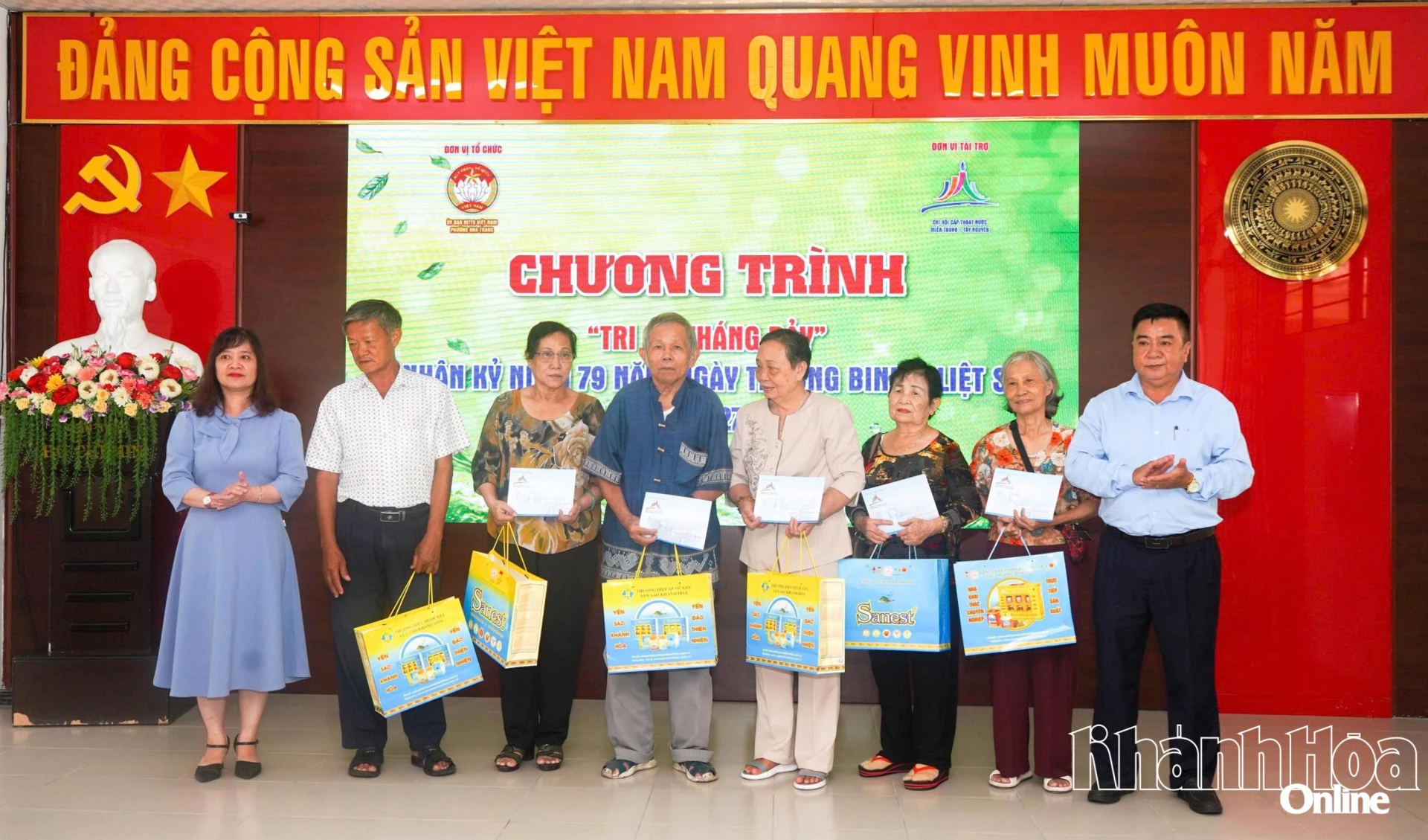 Lãnh đạo Ủy ban MTTQ Việt Nam phường và đơn vị hỗ trợ trao quà cho các gia đình.