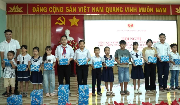 Hội Cựu chiến binh xã Vạn Thắng trao học bổng cho 59 học sinh