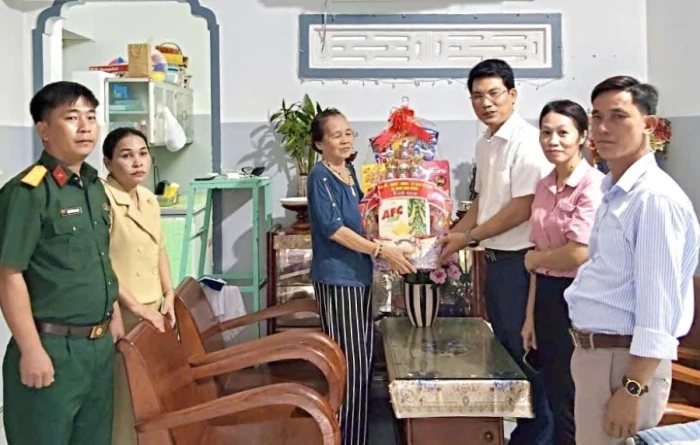 Xã Nam Cam Ranh thăm, tặng quà người có công với cách mạng