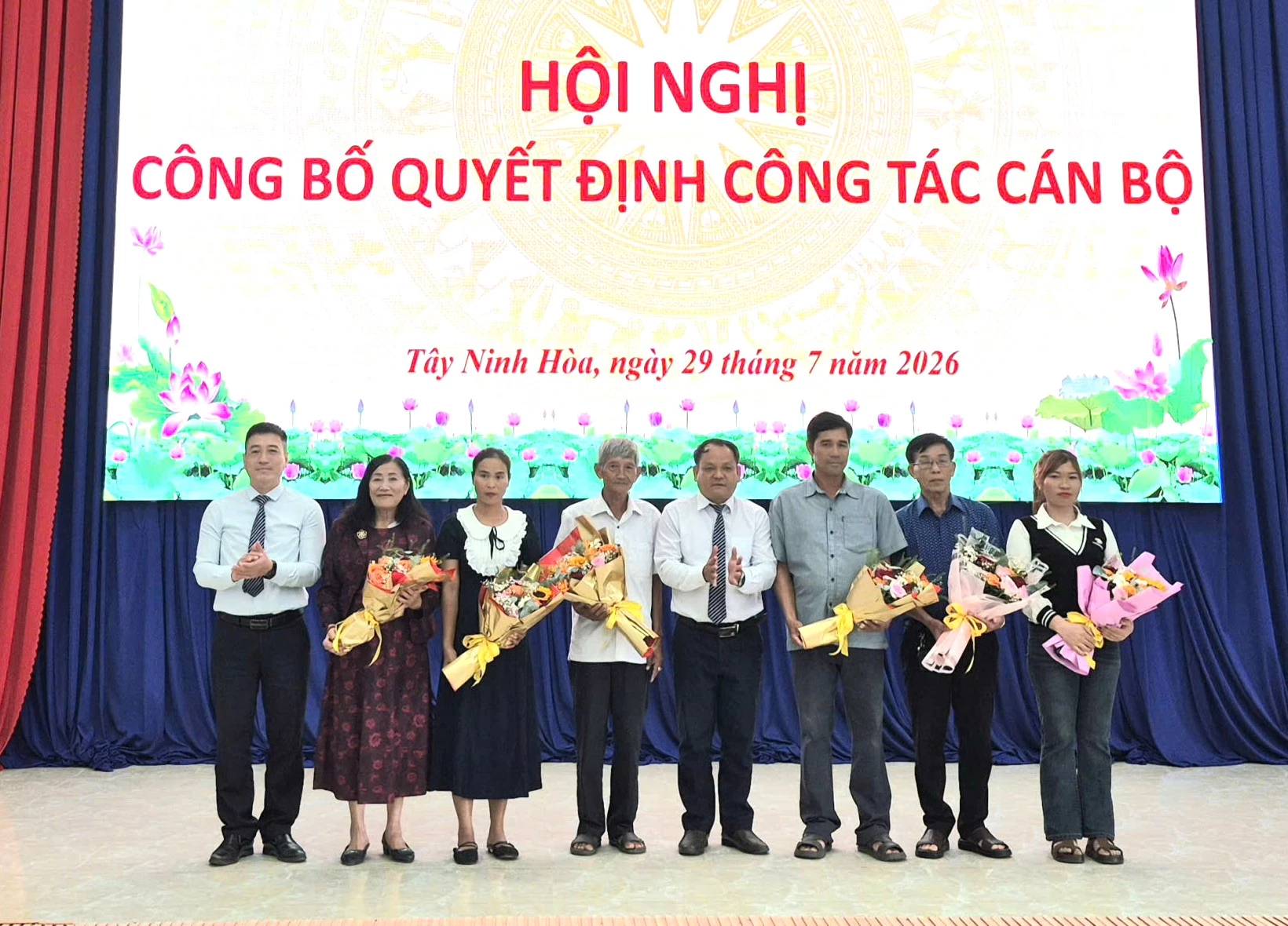 Lãnh đạo xã tặng hoa cho nguyên trưởng thôn thôi công tác.
