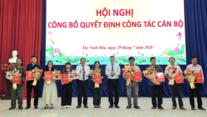 UBND xã Tây Ninh Hòa công bố các quyết định về công tác cán bộ