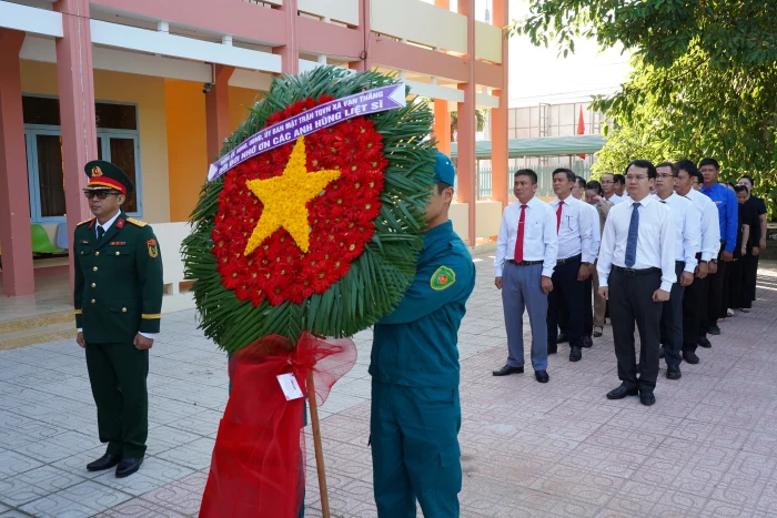 Xã Vạn Thắng dâng hương viếng Nghĩa trang liệt sĩ Ninh Hòa - Vạn Ninh
