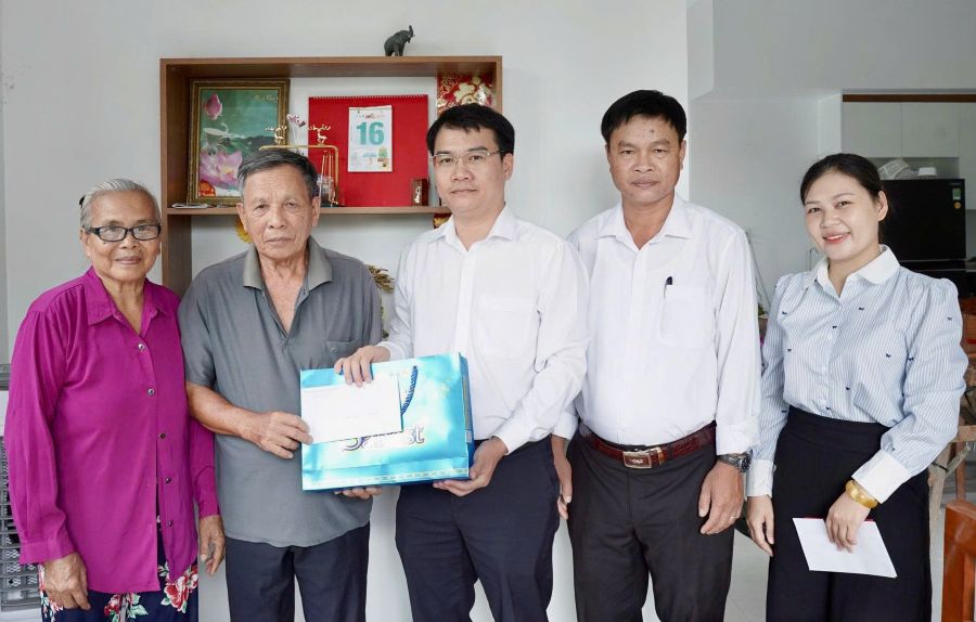 Lãnh đạo xã Vạn Thắng thăm, tặng quà cho gia đình ông Võ Văn Lâm - cơ sở cách mạng, cháu liệt sĩ (thôn Tứ Chánh).