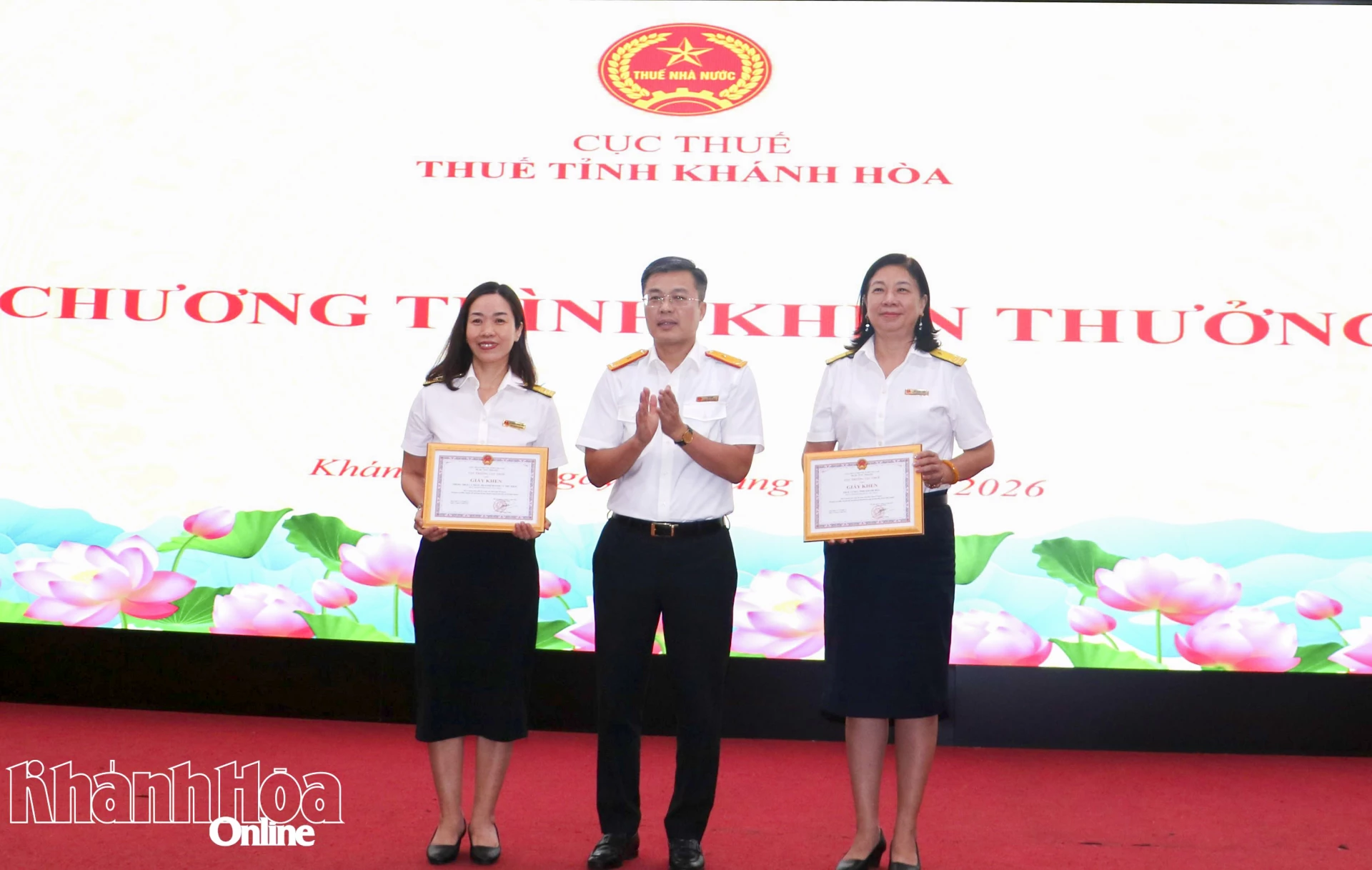 Lãnh đạo Cục Thuế trao giấy khen cho 2 tập thể.