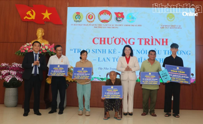 Trao 150 triệu đồng hỗ trợ sinh kế cho người dân phường Tây Nha Trang