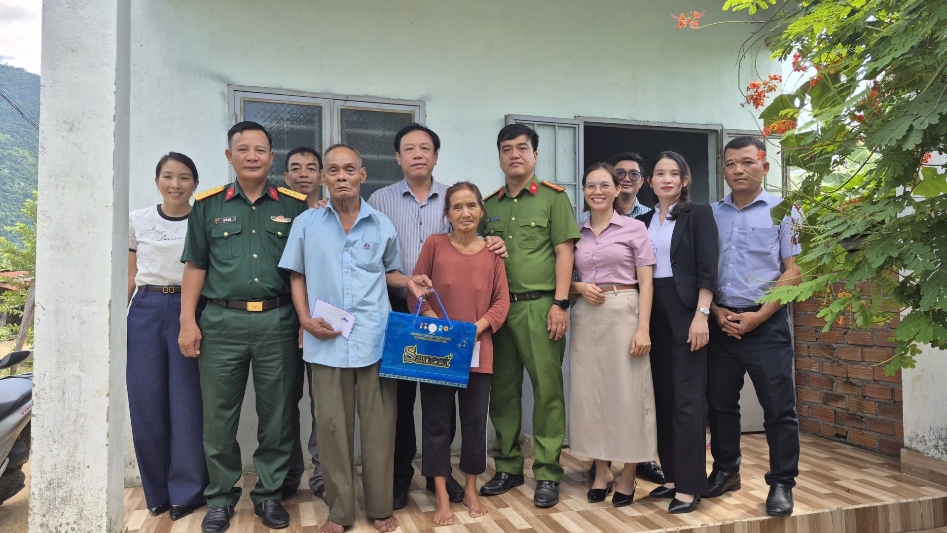 Đại diện lãnh đạo xã trao quà cho bà Cao Thị Vận.
